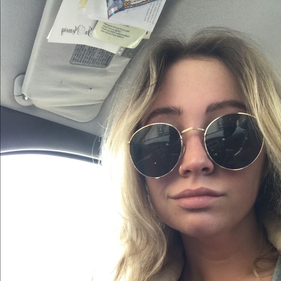 Meet your Posher, Kaitlin - Picture 8 of 9